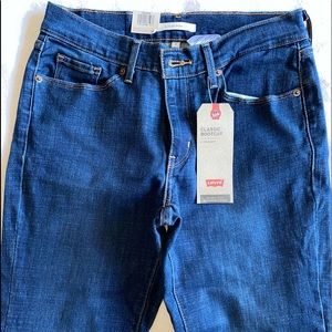 Women’s new classic bootcut Levi jeans size 4S